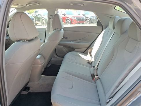 Used 2023 Hyundai Elantra SE w/ Preferred Accessory Package FWD image 10