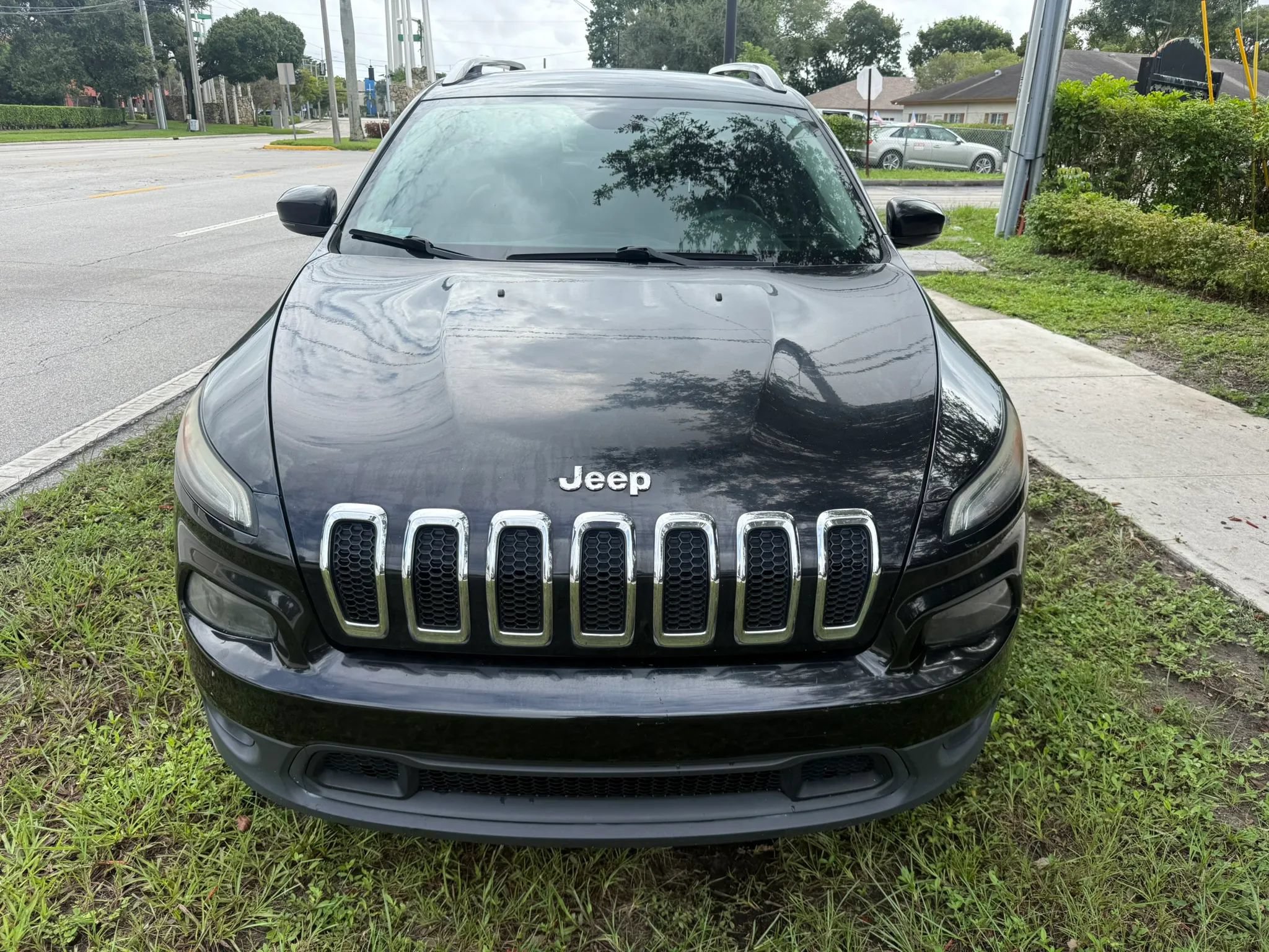Used 2018 Jeep Cherokee Latitude Plus FWD image 2