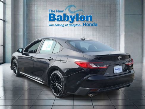 Used 2025 Toyota Camry SE image 3