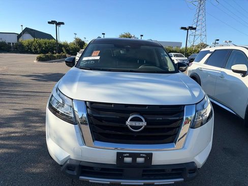 Used 2024 Nissan Pathfinder SL w/ SL Premium Package FWD image 2