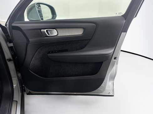 Used 2025 Volvo XC40 B5 Plus image 31