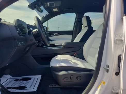 Used 2025 Chevrolet Traverse High Country FWD image 16