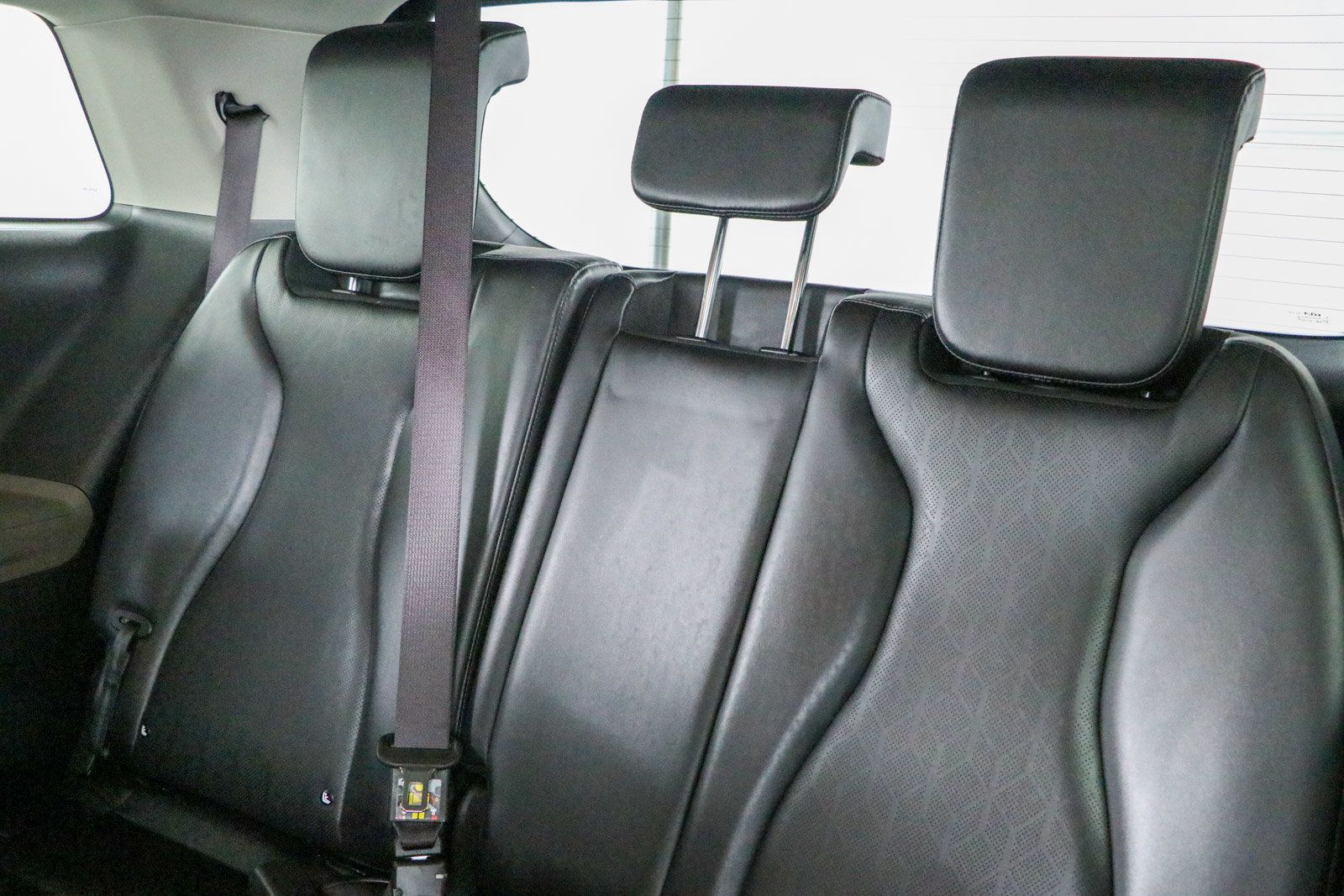 Used 2025 Kia Carnival FWD image 25