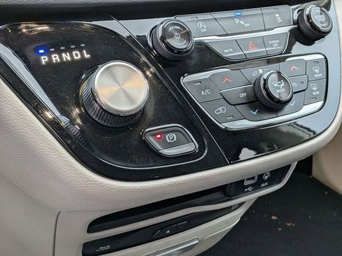 Certified 2018 Chrysler Pacifica Touring-L Plus image 20