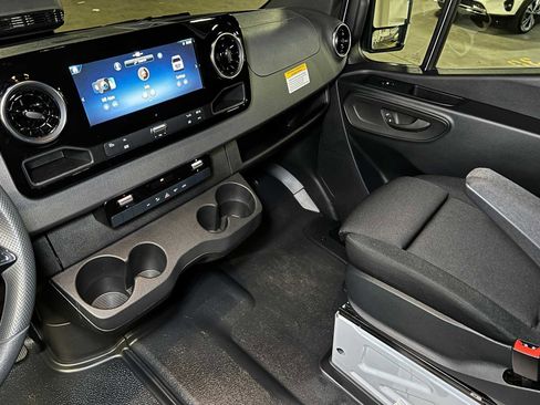 Used 2025 Mercedes-Benz Sprinter 2500 image 35