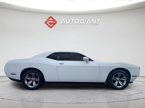 Used 2019 Dodge Challenger SXT RWD image 9