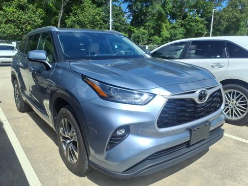 Used 2022 Toyota Highlander XLE FWD image 1