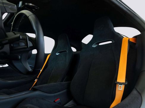 Used 2023 McLaren Artura image 25