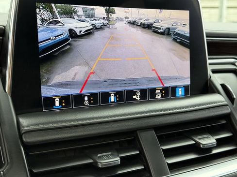 Used 2021 Chevrolet Tahoe Z71 w/ Luxury Package AWD/4WD image 16