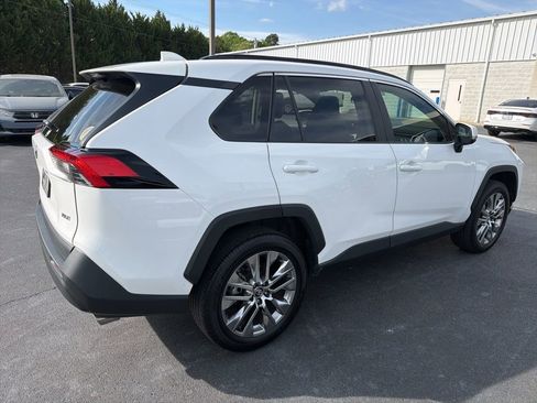 Used 2020 Toyota RAV4 XLE Premium image 4