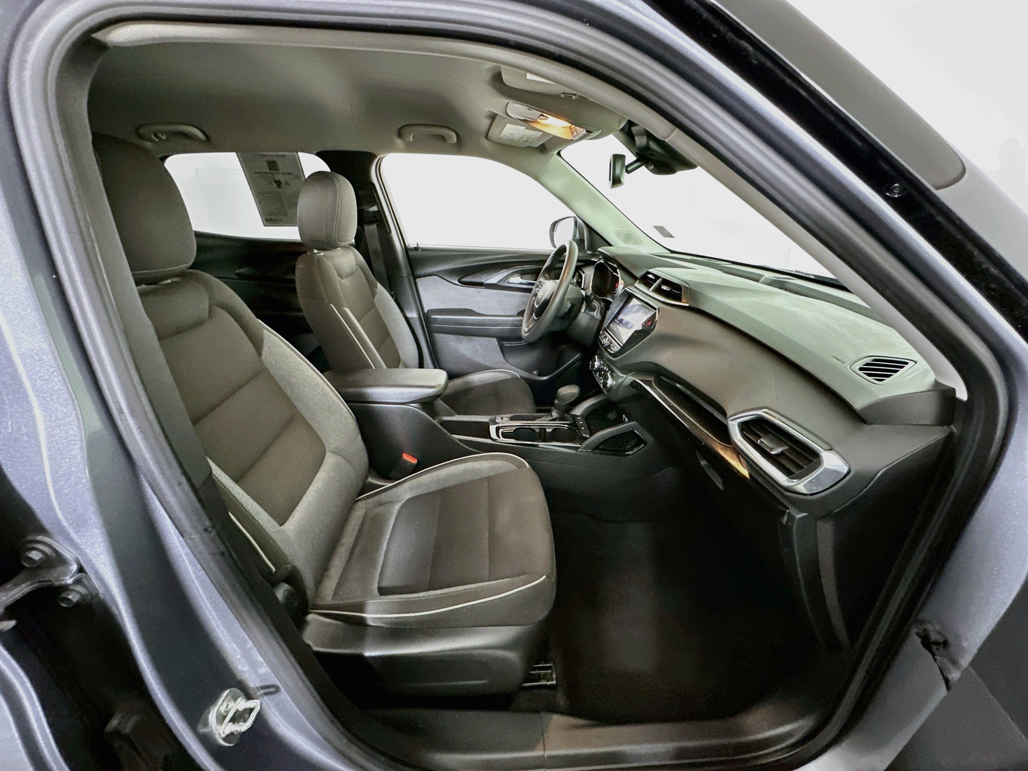 Used 2022 Chevrolet TrailBlazer LT w/ LPO, Blackout Package FWD image 32