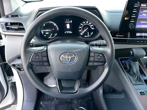 Used 2024 Toyota Sienna LE image 11