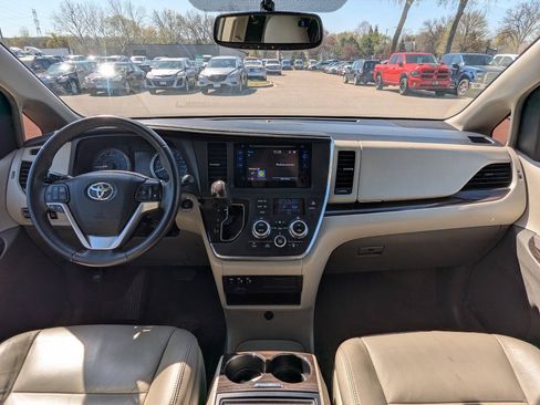 Used 2017 Toyota Sienna XLE FWD image 18