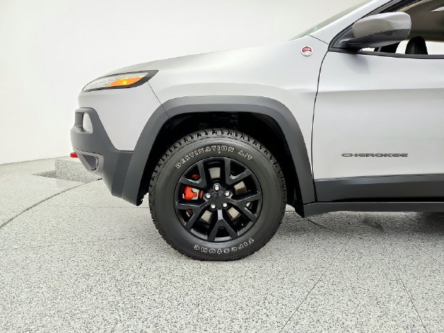 Used 2015 Jeep Cherokee Trailhawk w/ Cold Weather Group AWD/4WD image 25