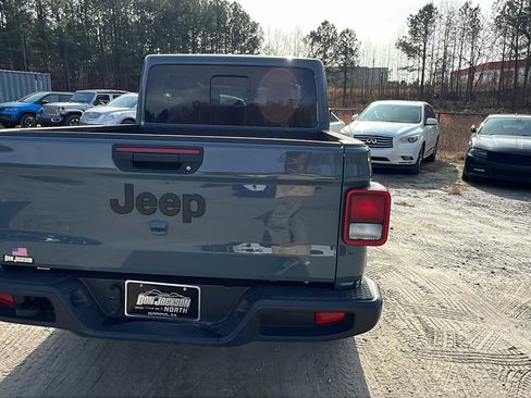 Used 2024 Jeep Gladiator Sport image 9