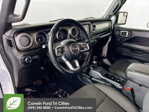 Used 2019 Jeep Wrangler Unlimited Sahara AWD/4WD image 3