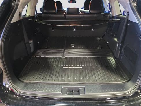 Used 2024 Toyota Highlander XLE AWD/4WD image 4