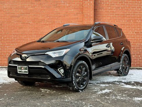 Used 2018 Toyota RAV4 LE image 1