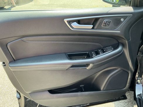 Used 2019 Ford Edge Titanium w/ Equipment Group 301A AWD/4WD image 16