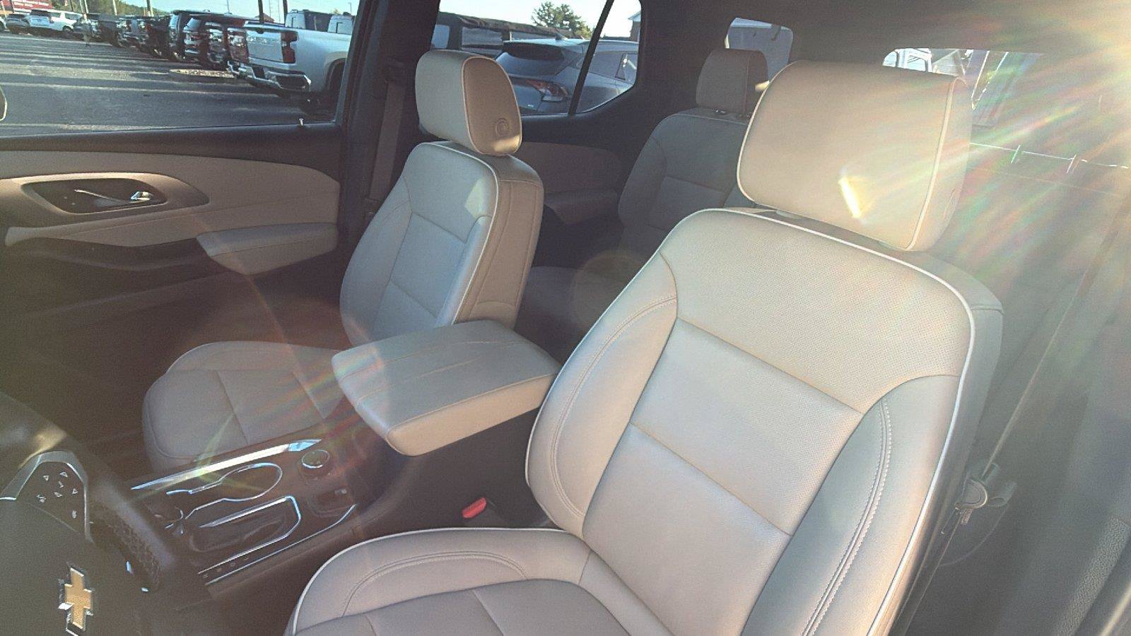 Used 2023 Chevrolet Traverse Premier FWD image 17