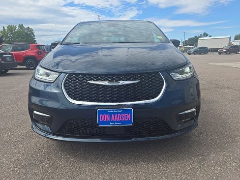 New 2025 Chrysler Pacifica Select image 2