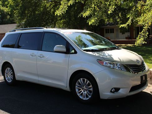 Used 2017 Toyota Sienna XLE Premium image 35