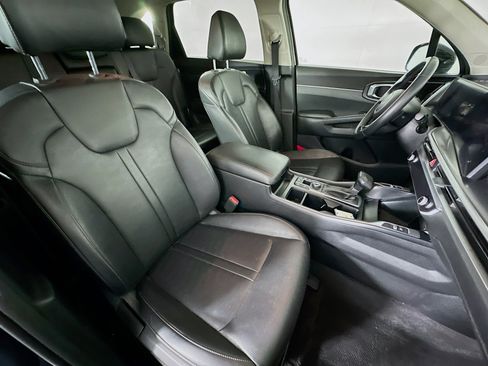 Used 2024 Kia Sorento S image 32