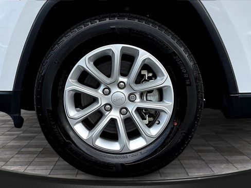 Used 2021 Jeep Grand Cherokee Laredo AWD/4WD image 18