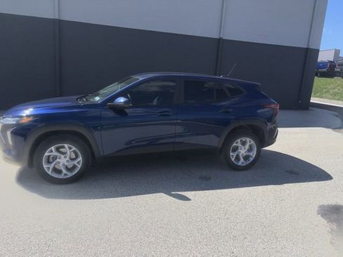 Used 2024 Chevrolet Trax LS w/ LS Convenience Package image 2