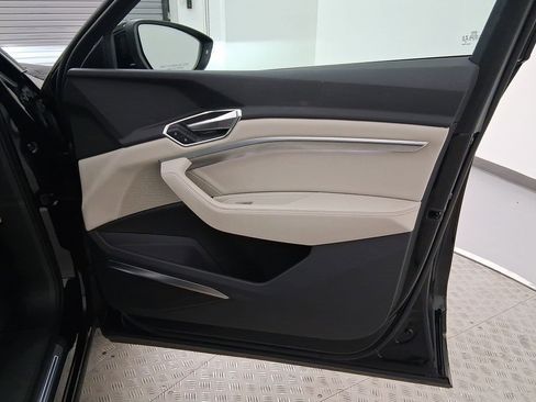 Used 2022 Audi e-tron Premium Plus image 35