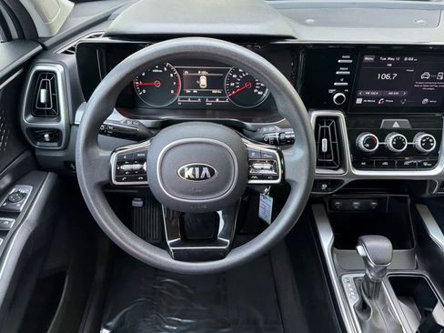 Used 2021 Kia Sorento LX AWD/4WD image 16