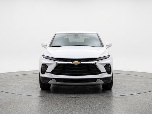 Used 2025 Chevrolet Blazer LT FWD image 2
