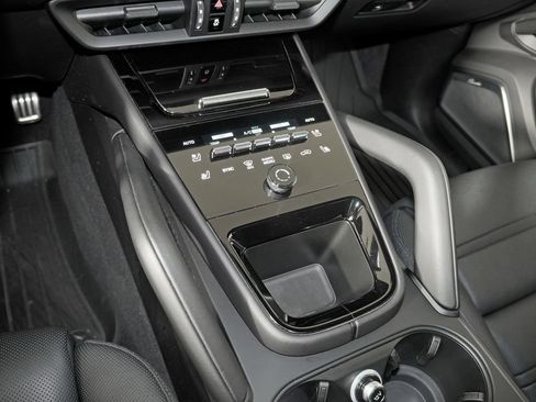 Certified 2024 Porsche Cayenne Turbo AWD/4WD image 38