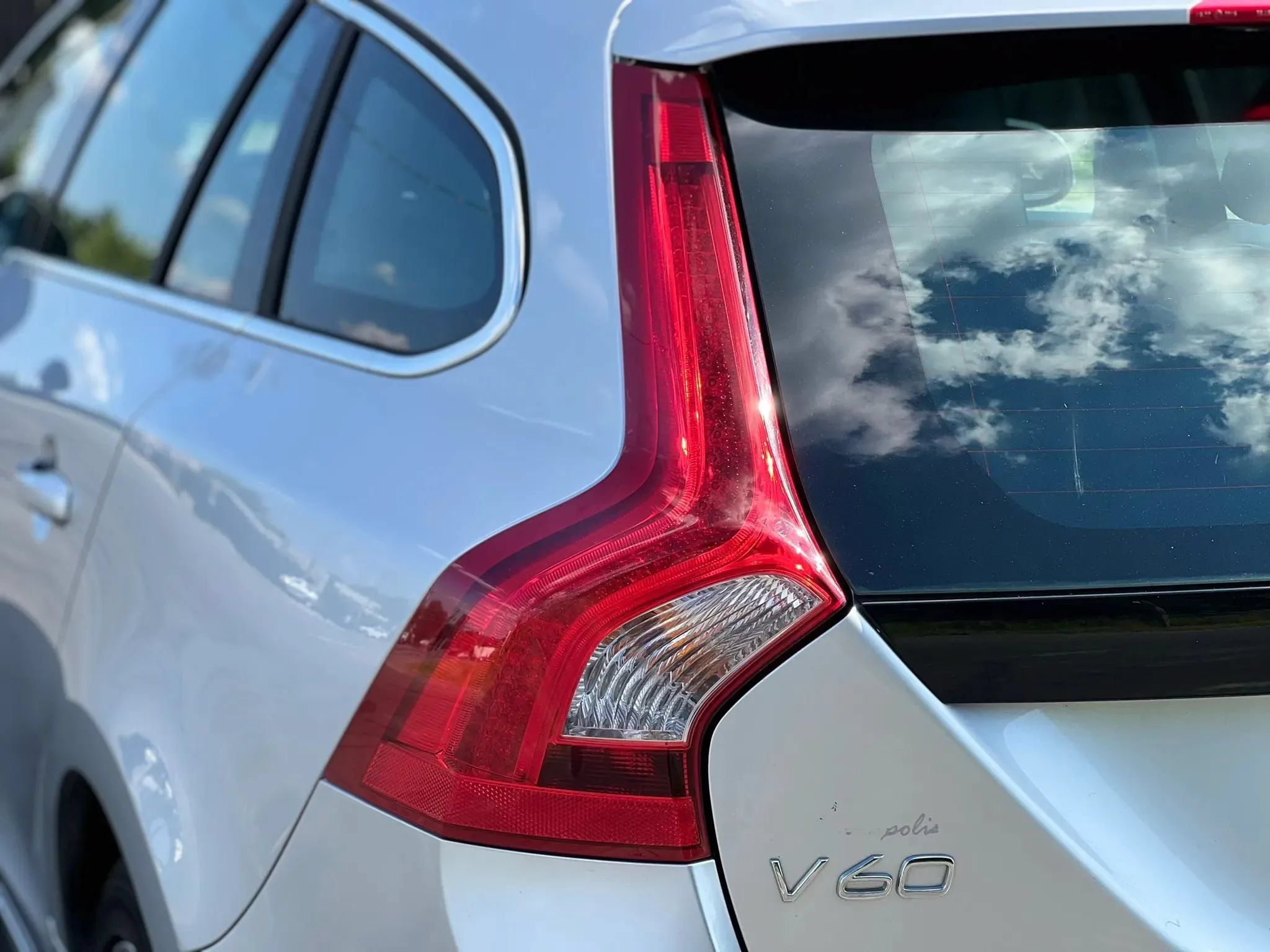 Used 2016 Volvo V60 T5 Premier w/ Convenience Package FWD image 11