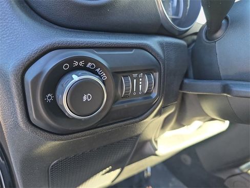 Used 2018 Jeep Wrangler Unlimited Sahara image 29