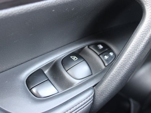 Used 2016 Nissan Rogue SV image 27