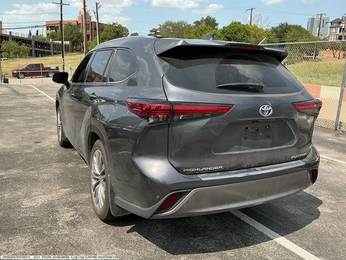 Used 2023 Toyota Highlander Platinum FWD image 6