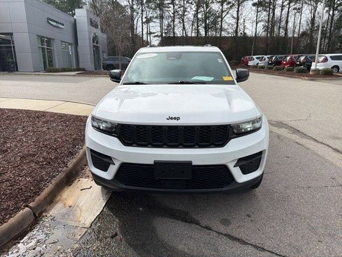 Used 2023 Jeep Grand Cherokee Altitude image 9