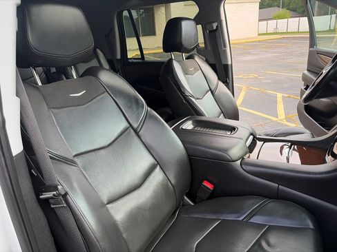 Used 2018 Cadillac Escalade Luxury AWD/4WD image 34