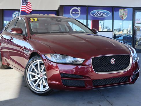 Used 2017 Jaguar XE image 2