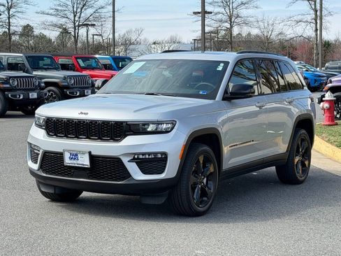 Certified 2024 Jeep Grand Cherokee Limited w/ Black Appearance Package image 3