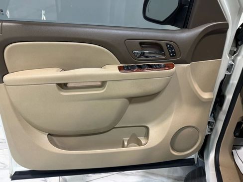 Used 2013 Chevrolet Avalanche LTZ image 12