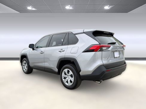 Used 2022 Toyota RAV4 LE FWD image 3