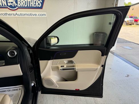 Used 2022 Mercedes-Benz GLB 250 4MATIC w/ Premium Package Lite image 30