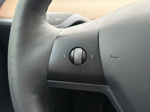 Used 2021 Tesla Model Y Long Range AWD/4WD image 30