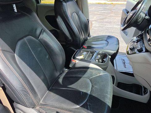 Used 2019 Chrysler Pacifica Touring-L FWD image 27