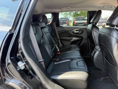 Used 2019 Jeep Cherokee Latitude Plus AWD/4WD image 15