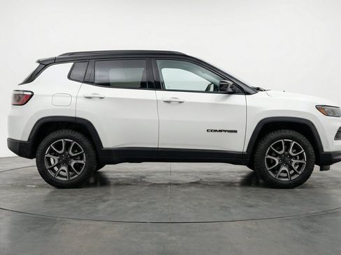 Used 2025 Jeep Compass Trailhawk AWD/4WD image 11