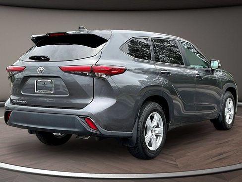 Used 2023 Toyota Highlander L FWD image 7