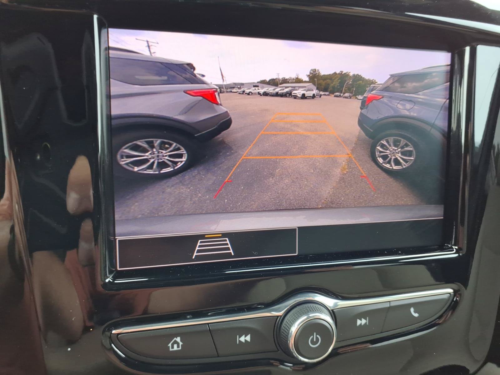 Used 2023 Chevrolet Traverse LS FWD image 18